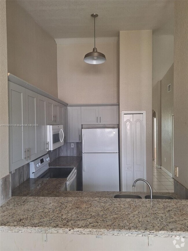 Building Photo - 2925 SE 16th Ave Unit 200 Rental