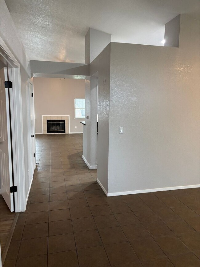 Photo - 3 B/D 2 BA HOME WITH AN OFFICE IN YUBA CITY AVAILABLE NOW!