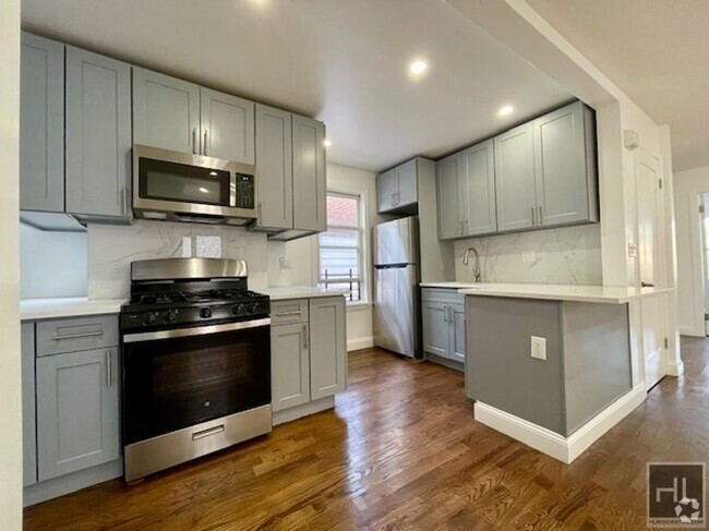 Building Photo - Newly Renovated, Beautiful 4 Bedroom Apt i... Unit 2