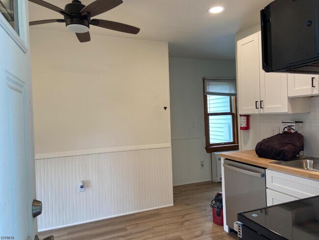 Photo - 785 Hobson St