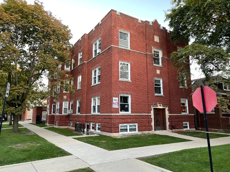 Photo - 3621 W Roscoe St Apartment