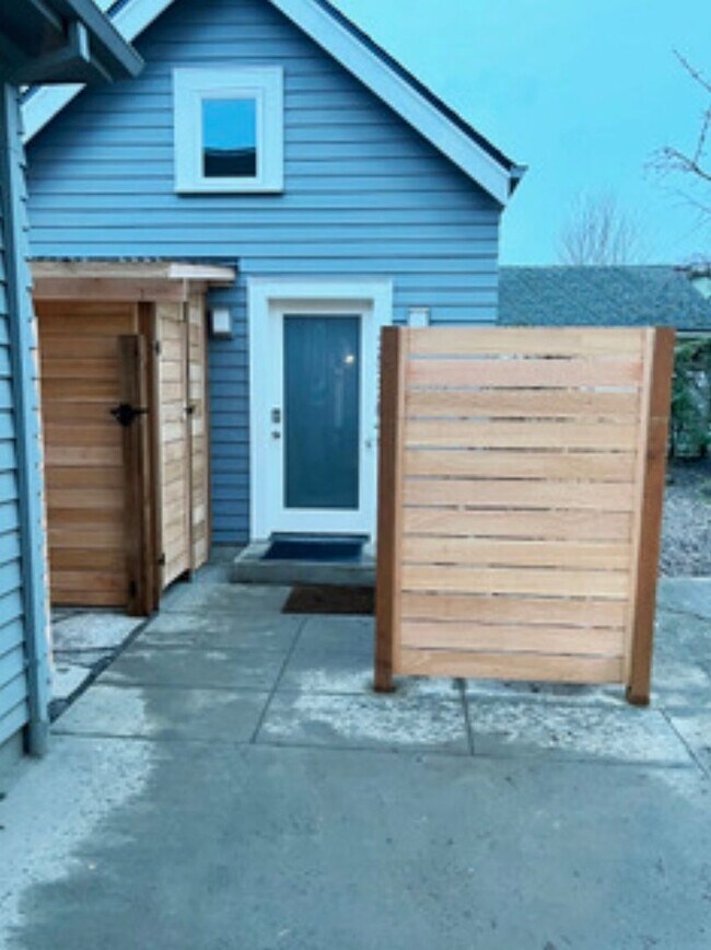 Building Photo - Knott House Unit 3577~Knott~#B~K129