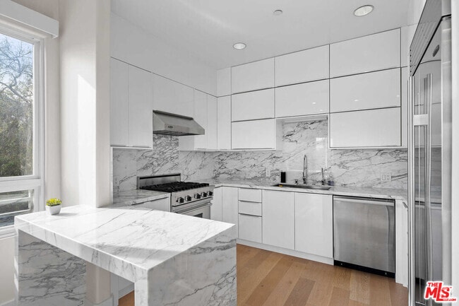 Building Photo - 438 Arnaz Dr Unit 106 Rental