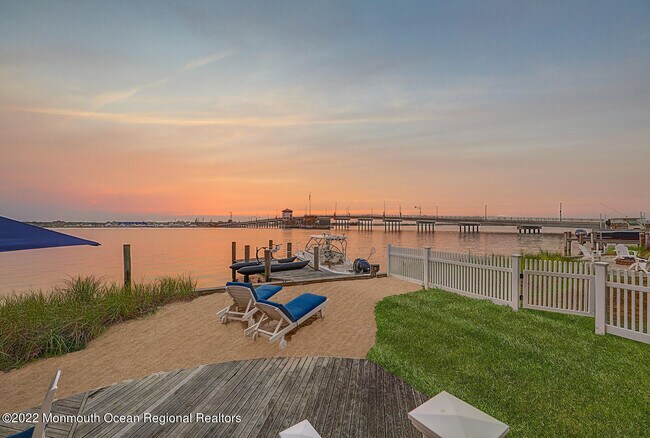 Photo - 306 Old Bridge St