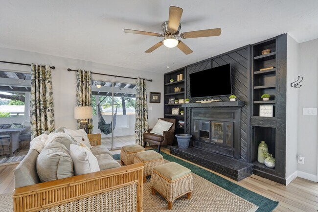 Photo - 4705 Hollingsworth Ave Unidad Upper A 3 bed 2 bath