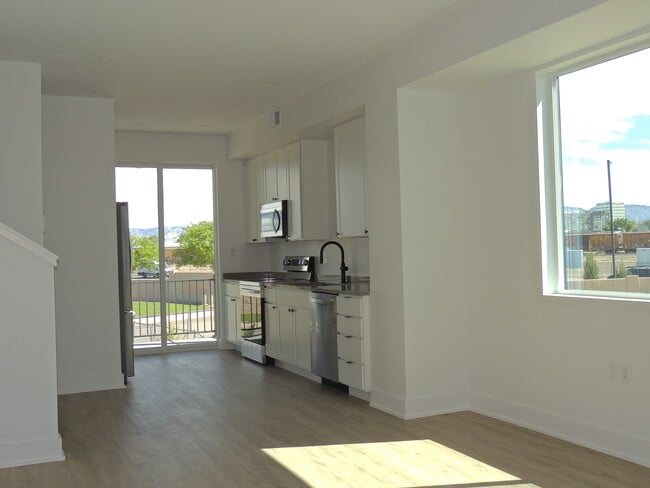 Photo - 600 Lawrence Ave