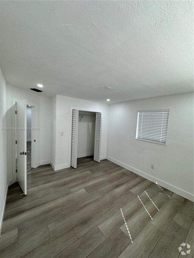 Building Photo - 1829 NW 46th St Unit 2 Rental