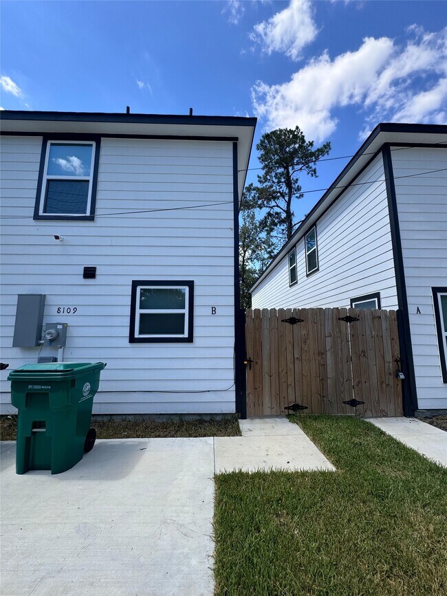 Photo - 8109 Denton St