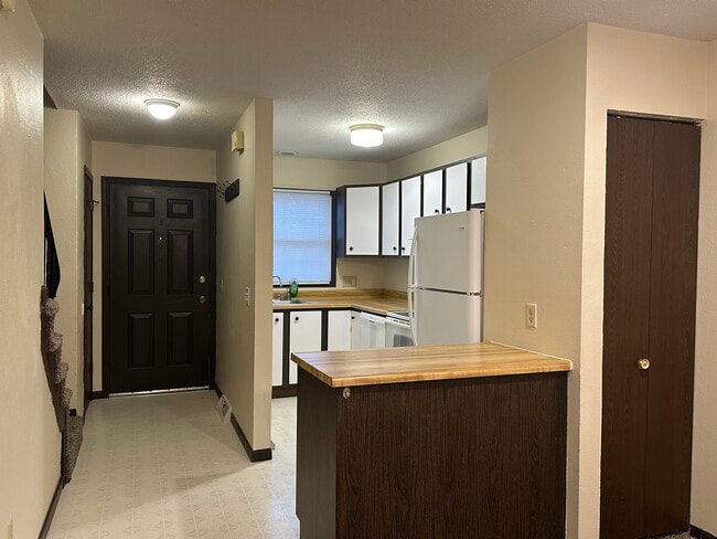 Photo - Two bedroom Townhouse off Lewis Ave near Alexis Rd.