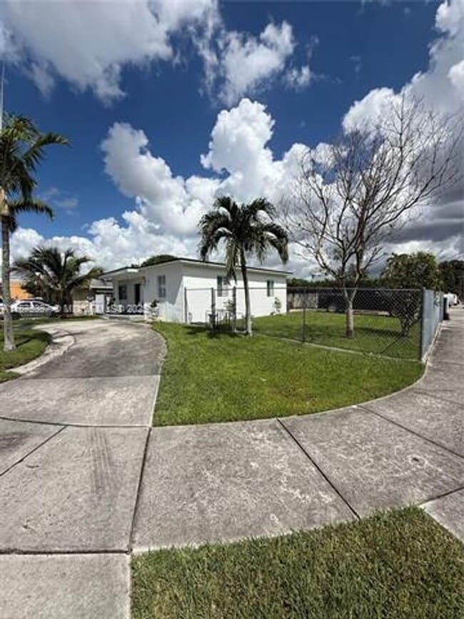 Photo - 2445 SW 90th Ave Unidad 2445 SW 90th Ave  1
