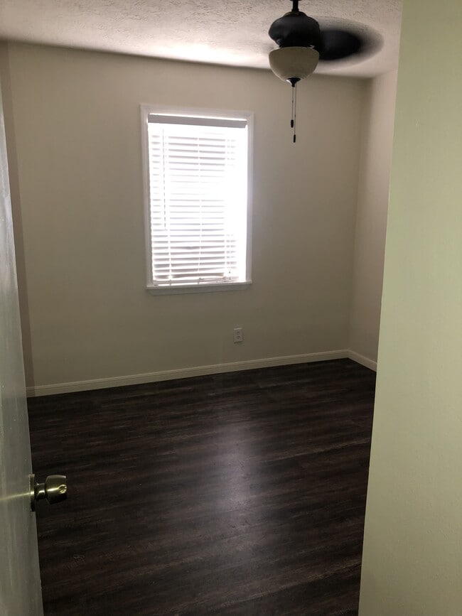Photo - 825 Smelker Ave