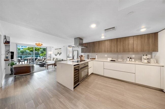 Building Photo - 1025 92nd St Unit 306