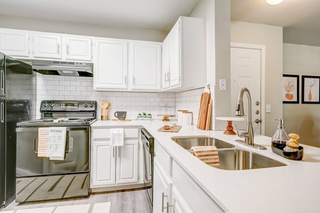 Building Photo - The Oaks at Hampton Rental