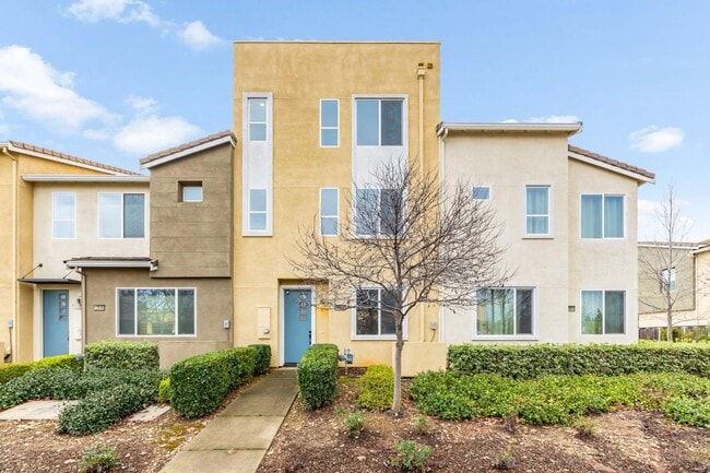 Building Photo - Spacious 3-Story Home in Rancho Cordova