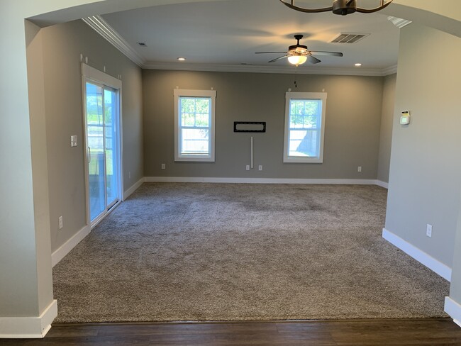 Photo - 423 Elgin Rd