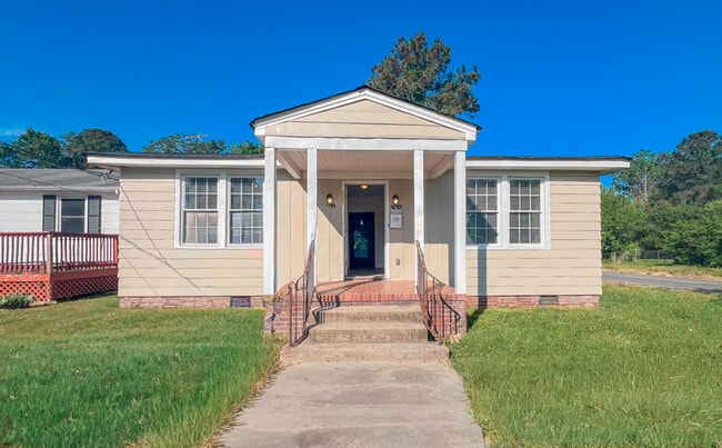 Building Photo - 302 Elm St