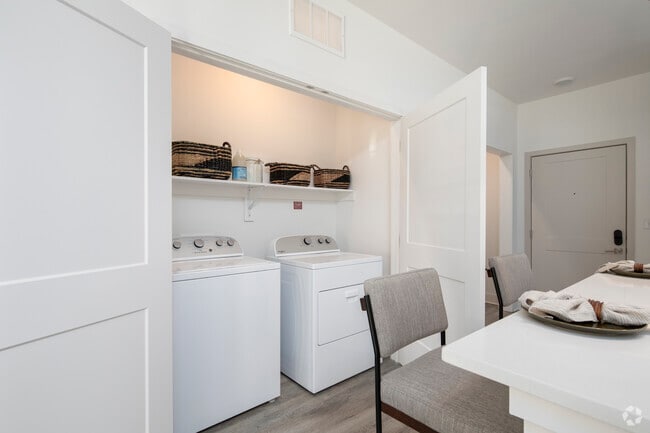 1 BR 1 BA, 819 SF