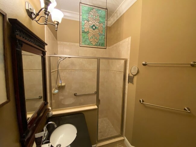 Guest bedroom BA - 213 Harmony Ln