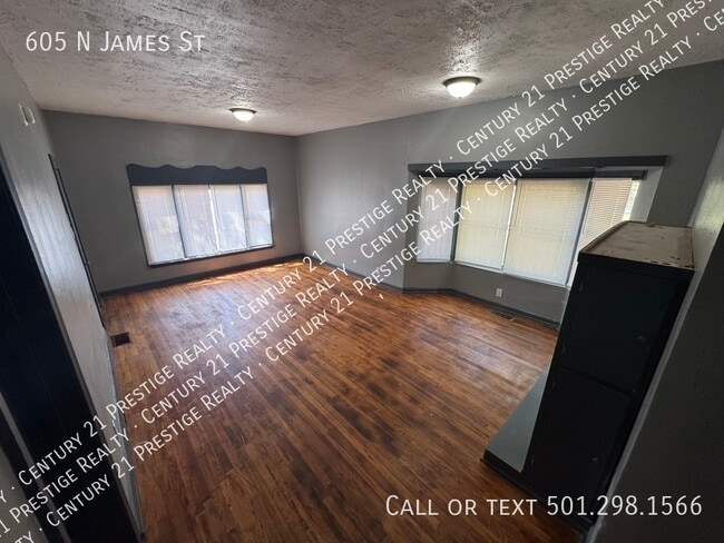 Photo - 605 N James St