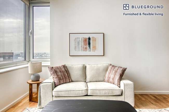 Photo - 635 W 42nd St Unidad FL36-ID1857