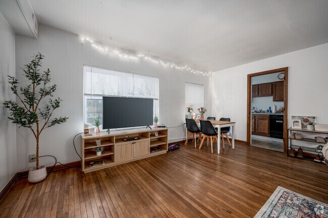 2BR, 1BA - 1,000SF - Living/Dining Room - 809 S Henderson