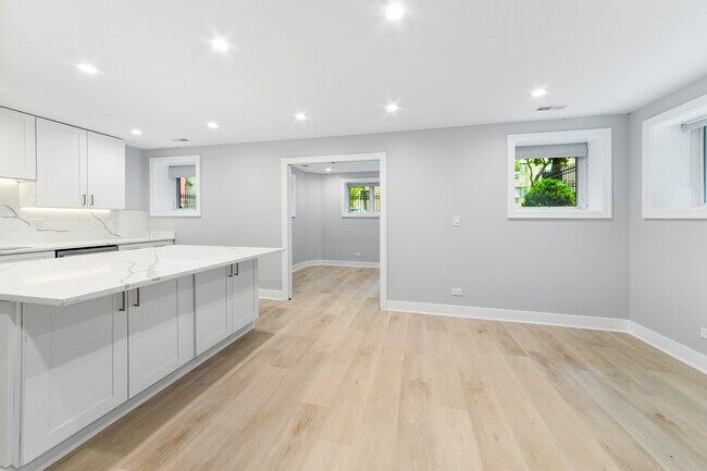 Photo - 935 W Winona St Unidad GDN