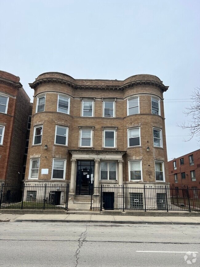 Building Photo - 3652 S Indiana Ave Unit 1S Rental