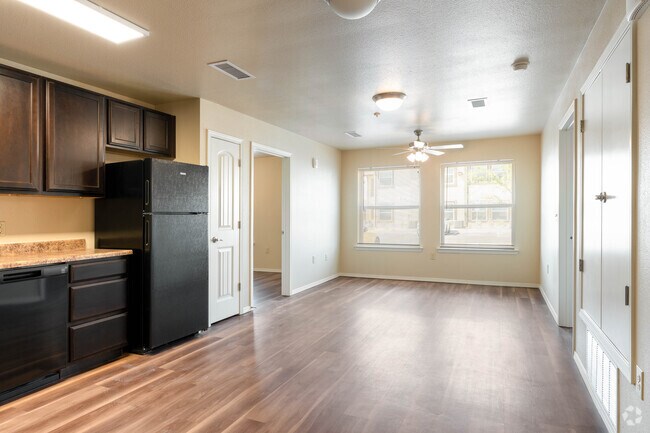 2BR, 2BA - 862SF