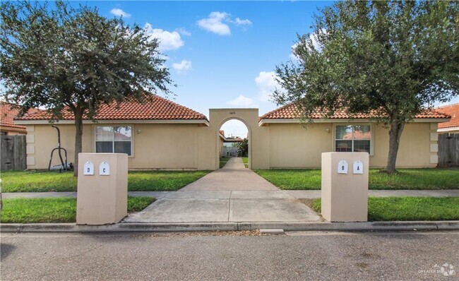 Building Photo - 2405 Redbud Ave Unit C Rental