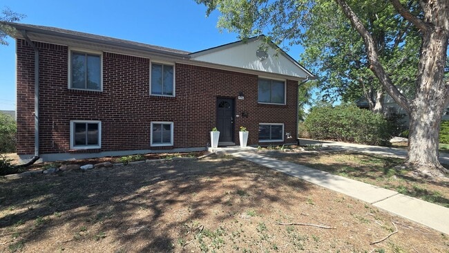 Building Photo - 4 Bedroom 2 Bath with Finished Basement and Study!
