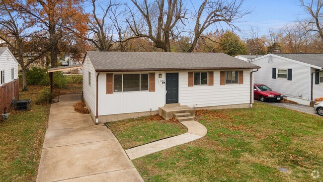 Building Photo - 4 bedroom 2 bath Recently Redone Home in S...