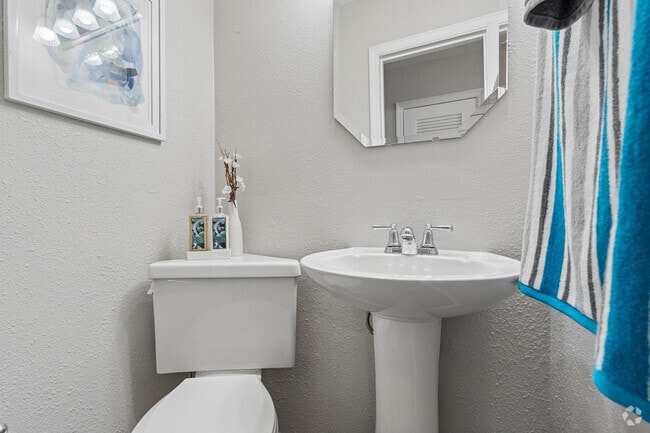 2BR,1.5BA - 980SF - Halh Bath