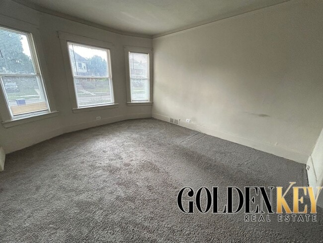 Building Photo - 4609 Vancouver St Unit 4609 Vancouver St - lower Rental