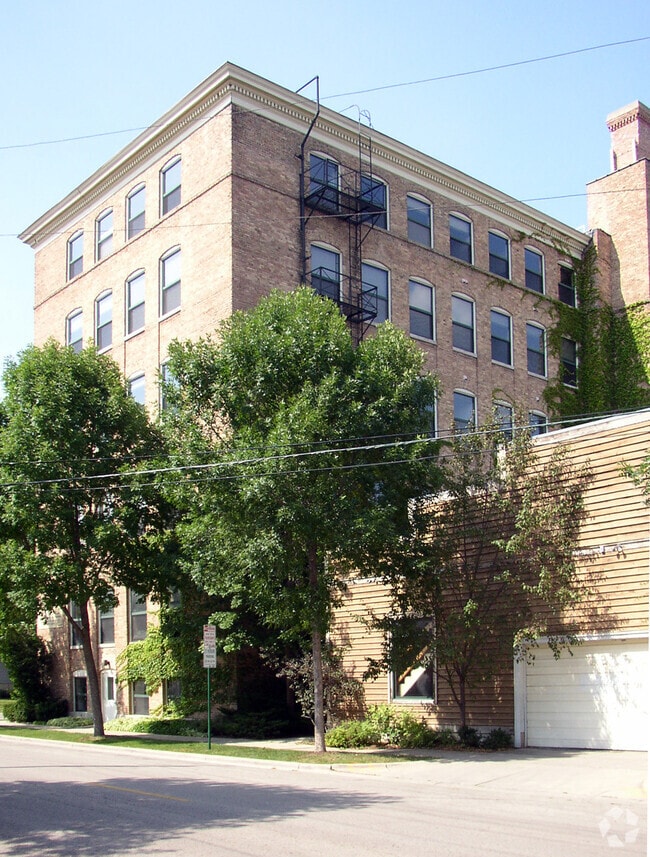Looking north from Blount Street - Das Kronenberg Apartments