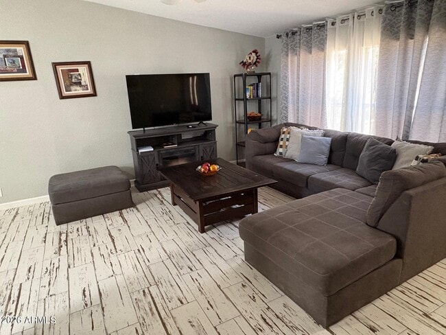Photo - 1007 W Saddle Ln