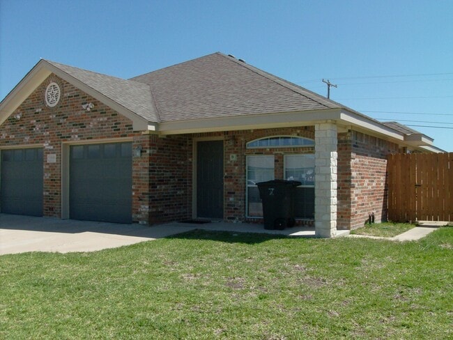 Photo - 3 Bedroom / 2 Bath Duplex – Clear Creek Area – Killeen, TX