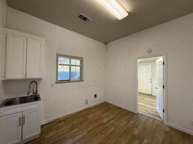 Photo - 1331 W 8th Ave