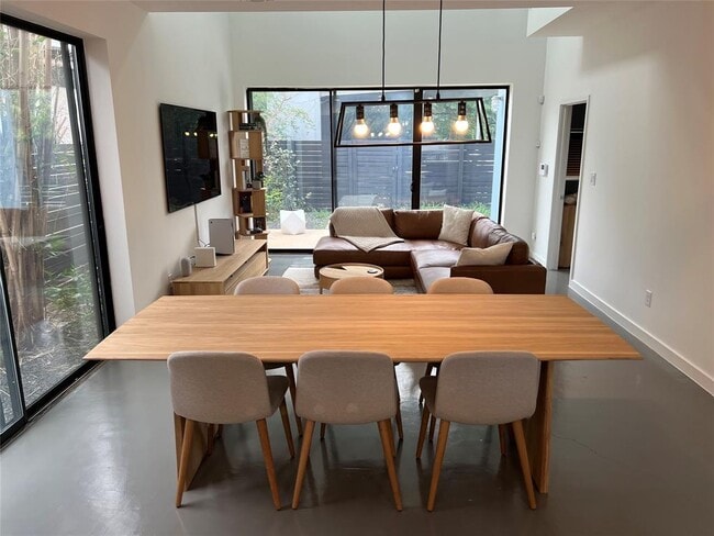 Photo - 1105 Altum St