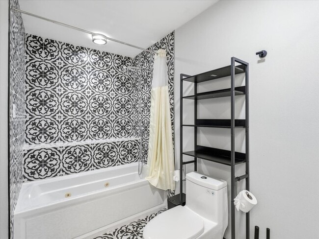 Photo - 7010 Lakeshore Dr