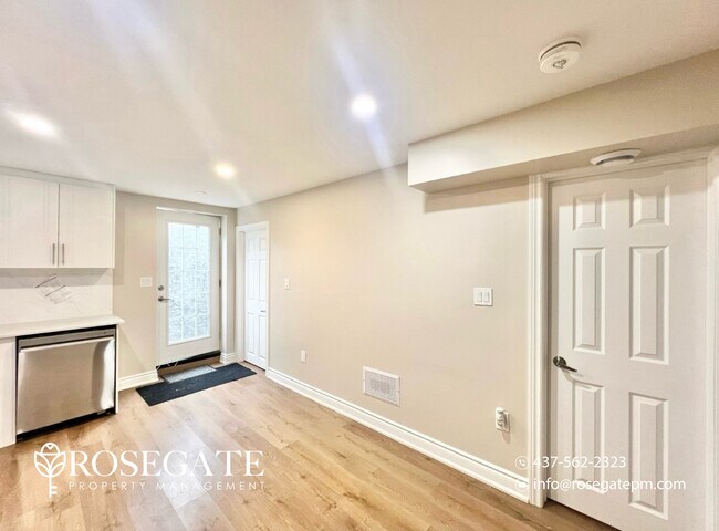 Photo - Bright 2-Bedroom Basement Apartment with Parking in North London Unité 2