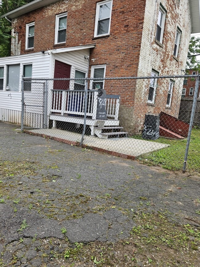 Building Photo - 47 1/2 Putnam St Rental
