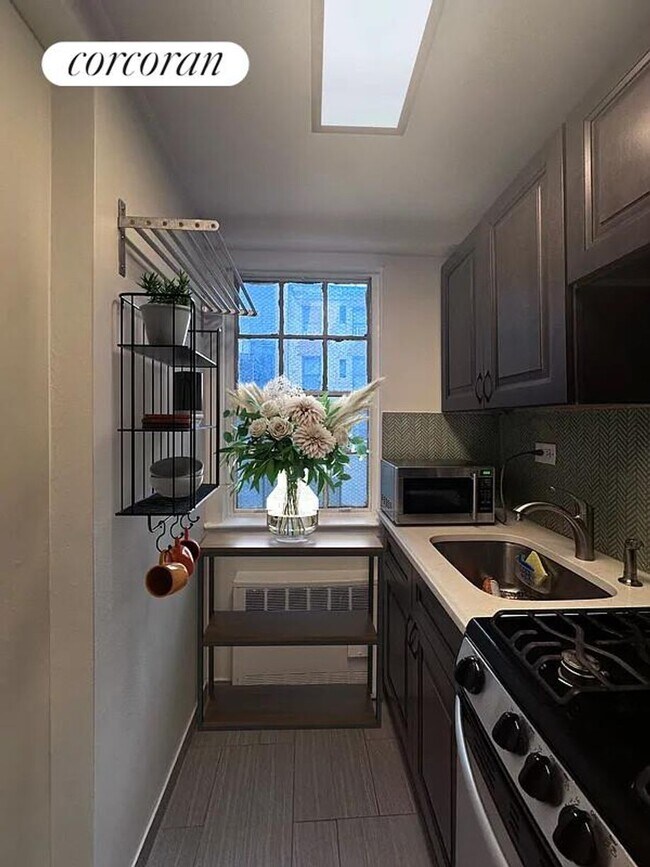 Photo - 245 E 35th St