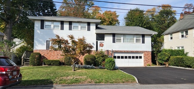 Building Photo - 40 Temple St Unit A