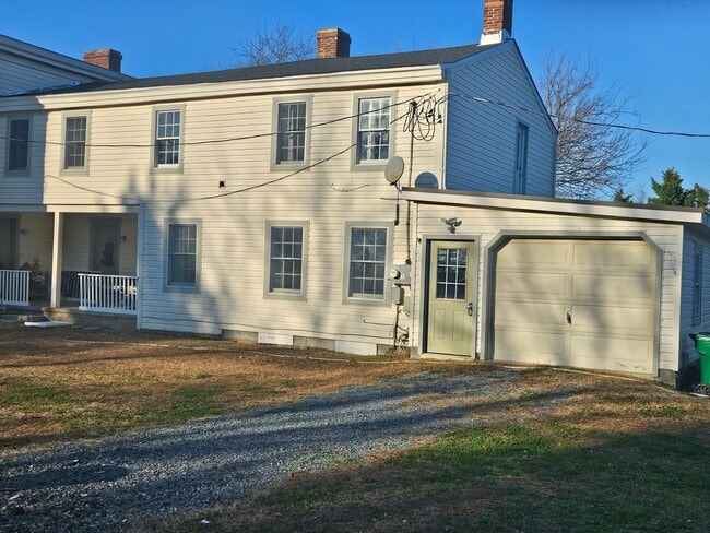 Building Photo - 3 Bedroom 1.5 Bath Located in Middletown