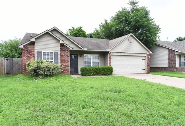 Building Photo - Adorable and move-in ready!