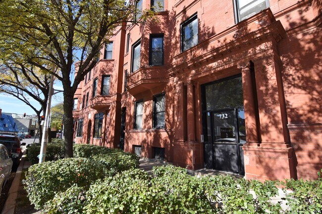 732 W. Grace / 3803-3809 N. Broadway