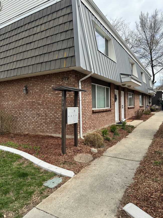 Photo - 979 S Lake St