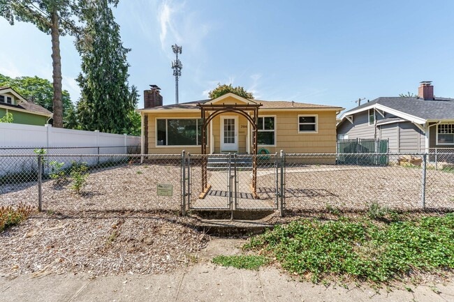 Building Photo - MOVE IN SPECIAL - Charming 1950’s Two-Bedr... Unit Upstairs Rental