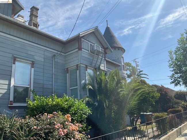 Building Photo - 512 E St Unit C