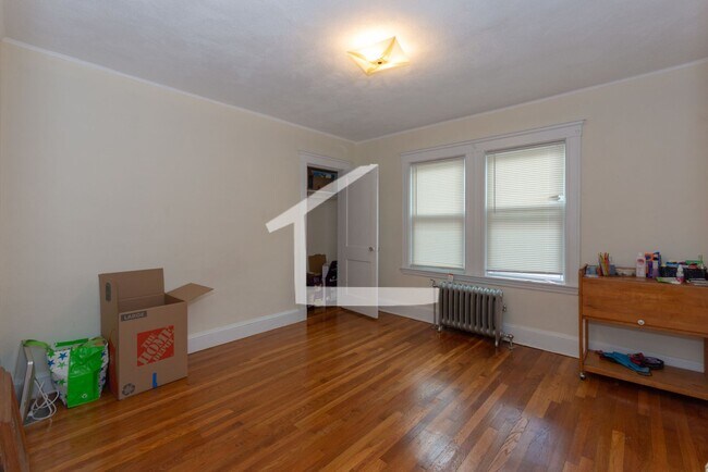 Photo - B.C-AREA 4 BED WITH PARKING INCLUDED